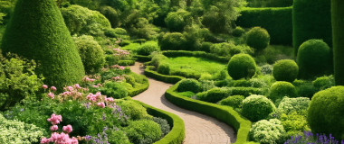 青い空の下、緑の草原に立つ白い馬の写真。